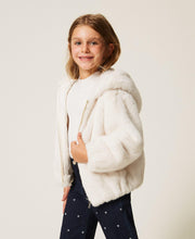 Carica l'immagine nel visualizzatore di Gallery, Bomber baby in faux fur con zip
€ 165,00 - Junior &amp; Co.it