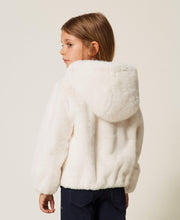 Carica l'immagine nel visualizzatore di Gallery, Bomber baby in faux fur con zip
€ 165,00 - Junior &amp; Co.it