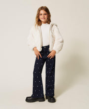 Carica l'immagine nel visualizzatore di Gallery, Bomber baby in faux fur con zip
€ 165,00 - Junior &amp; Co.it