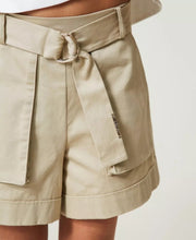 Carica l&#39;immagine nel visualizzatore di Gallery, TWINSET Shorts beige con maxi tasche