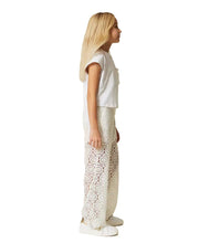 Load image into Gallery viewer, TWINSET Pantaloni bianchi in pizzo macramè - Junior &amp; Co.it