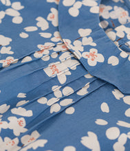 Carica l&#39;immagine nel visualizzatore di Gallery, PETIT BATEAU Blusa in popeline stampato azzurro per bambine