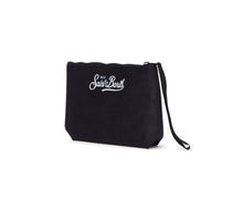 Carica l&#39;immagine nel visualizzatore di Gallery, Mc2 Saint Barth Borsa Pochette Aline Nera Con Stampa Scritta Apres Ski e Cuore Dimenioni: 20 x 14,5 x 7 cm