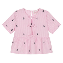 Load image into Gallery viewer, MC2 SAINT BARTH Blusa Top Alyson in Seersucker a Righe Rosa e Bianche con Ricamo Ancora per Bambine - Junior &amp; Co.it