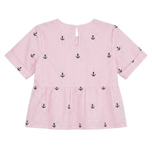 Load image into Gallery viewer, MC2 SAINT BARTH Blusa Top Alyson in Seersucker a Righe Rosa e Bianche con Ricamo Ancora per Bambine - Junior &amp; Co.it