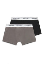 Carica l&#39;immagine nel visualizzatore di Gallery, Calvin Klein Jeans B70B700506 - Boxer da Ragazzo, 2 Pezzi, Colore Grigio (granitegrey/pvhblack), 8-10 Anni