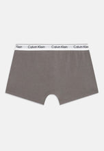 Carica l&#39;immagine nel visualizzatore di Gallery, Calvin Klein Jeans B70B700506 - Boxer da Ragazzo, 2 Pezzi, Colore Grigio (granitegrey/pvhblack), 8-10 Anni