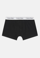 Carica l&#39;immagine nel visualizzatore di Gallery, Calvin Klein Jeans B70B700506 - Boxer da Ragazzo, 2 Pezzi, Colore Grigio (granitegrey/pvhblack), 8-10 Anni
