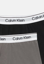 Carica l&#39;immagine nel visualizzatore di Gallery, Calvin Klein Jeans B70B700506 - Boxer da Ragazzo, 2 Pezzi, Colore Grigio (granitegrey/pvhblack), 8-10 Anni
