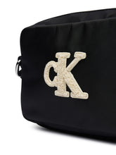 Carica l'immagine nel visualizzatore di Gallery, CALVIN KLEIN JEANS Borsa a Tracolla Nera con Logo CK Dimensioni: 16x12x5 cm