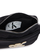 Carica l'immagine nel visualizzatore di Gallery, CALVIN KLEIN JEANS Borsa a Tracolla Nera con Logo CK Dimensioni: 16x12x5 cm
