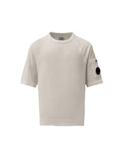 Load image into Gallery viewer, C.P. COMPANY T-Shirt Oversize Fit Bianca Girocollo con Taschino con Lente su Manica - Junior &amp; Co.it