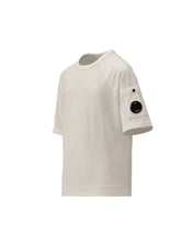 Load image into Gallery viewer, C.P. COMPANY T-Shirt Oversize Fit Bianca Girocollo con Taschino con Lente su Manica - Junior &amp; Co.it