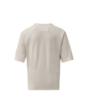 Load image into Gallery viewer, C.P. COMPANY T-Shirt Oversize Fit Bianca Girocollo con Taschino con Lente su Manica - Junior &amp; Co.it