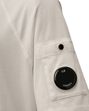 Load image into Gallery viewer, C.P. COMPANY T-Shirt Oversize Fit Bianca Girocollo con Taschino con Lente su Manica - Junior &amp; Co.it