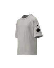 Load image into Gallery viewer, C.P. COMPANY T-Shirt Oversize Fit Grigio Chiaro Girocollo con Taschino con Lente - Junior &amp; Co.it