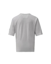 Load image into Gallery viewer, C.P. COMPANY T-Shirt Oversize Fit Grigio Chiaro Girocollo con Taschino con Lente - Junior &amp; Co.it