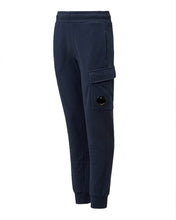 Carica l'immagine nel visualizzatore di Gallery, C.P. COMPANY Pantalone in Felpa Blu con Tasca Cargo con Patta e Lente - Junior &amp; Co.it