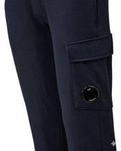 Carica l'immagine nel visualizzatore di Gallery, C.P. COMPANY Pantalone in Felpa Blu con Tasca Cargo con Patta e Lente - Junior &amp; Co.it
