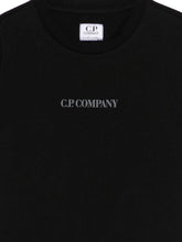 Carica l'immagine nel visualizzatore di Gallery, C.P. COMPANY T-Shirt Nera Maniche Corte con Logo sul Petto - Junior &amp; Co.it