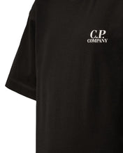 Load image into Gallery viewer, C.P. COMPANY T-Shirt Oversize Fit Nera Girocollo con Stampa Logo su Schiena - Junior &amp; Co.it