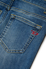 Carica l'immagine nel visualizzatore di Gallery, DIESEL Jeans Regular Fit Lavaggio Blu Medio - D-Viker per Ragazzo - Junior &amp; Co.it