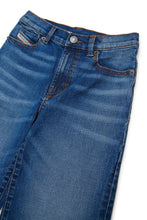 Carica l'immagine nel visualizzatore di Gallery, DIESEL Jeans Regular Blu Medio - 2000 per Bambine e Ragazze - Junior &amp; Co.it