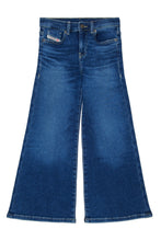 Carica l'immagine nel visualizzatore di Gallery, DIESEL Jeans Flare Fit Blu Medio - 1978 per Bambine e Ragazze - Junior &amp; Co.it