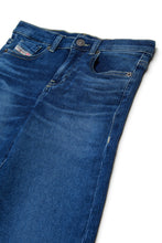 Carica l'immagine nel visualizzatore di Gallery, DIESEL Jeans Flare Fit Blu Medio - 1978 per Bambine e Ragazze - Junior &amp; Co.it