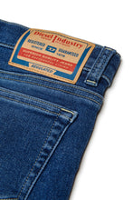 Carica l'immagine nel visualizzatore di Gallery, DIESEL Jeans Flare Fit Blu Medio - 1978 per Bambine e Ragazze - Junior &amp; Co.it