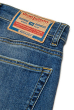 Load image into Gallery viewer, DIESEL Jeans Relaxed Fit con Lavaggio Blu Medio - D-Argjx per Bambine e Ragazze - Junior &amp; Co.it