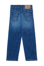 Carica l'immagine nel visualizzatore di Gallery, DIESEL Jeans Relaxed Fit Lavaggio Blu Medio - D-Maki - Junior &amp; Co.it