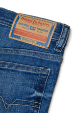 Carica l'immagine nel visualizzatore di Gallery, DIESEL Jeans Relaxed Fit Lavaggio Blu Medio - D-Maki - Junior &amp; Co.it