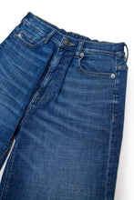 Load image into Gallery viewer, DIESEL Bermuda Shorts in Denim con Effetto Washed - Junior &amp; Co.it