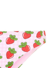 Carica l'immagine nel visualizzatore di Gallery, MC2 SAINT BARTH Costume Slip da Bambina a Quadretti Rosa con Stampa Fragole e Fiocco sul Dietro - Junior &amp; Co.it