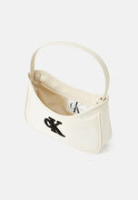 Carica l&#39;immagine nel visualizzatore di Gallery, Calvin Klein JEANS Borsa Da Spalla Panna con logo Nero
