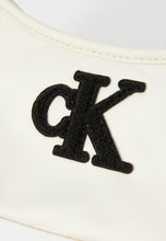 Carica l&#39;immagine nel visualizzatore di Gallery, Calvin Klein JEANS Borsa Da Spalla Panna con logo Nero