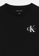 Carica l&#39;immagine nel visualizzatore di Gallery, Calvin Klein Jeans T-Shirt Manica Lunga in Cotone Nero con Logo sul Petto