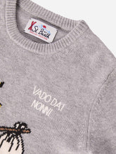 Carica l&#39;immagine nel visualizzatore di Gallery, Mc2 Saint Barth Maglia Girocollo Grigia con Ricamo Peanuts sul Davanti e Scritta Vado dai Nonni
