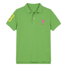 Load image into Gallery viewer, U.S. POLO ASSN Polo shirt verde per bambini e ragazzi con logo, numero e stampa nel sottocolletto - Junior &amp; Co.it
