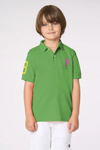 Load image into Gallery viewer, U.S. POLO ASSN Polo shirt verde per bambini e ragazzi con logo, numero e stampa nel sottocolletto - Junior &amp; Co.it