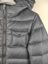Carica l'immagine nel visualizzatore di Gallery, HERNO PIUMINO  IN NYLON ULTRALIGHT.  Taglia 10 anni. SCONTATO del 50%.