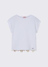Load image into Gallery viewer, T-shirt con ricamo macramè - Junior &amp; Co.it