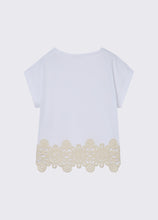 Load image into Gallery viewer, T-shirt con ricamo macramè - Junior &amp; Co.it