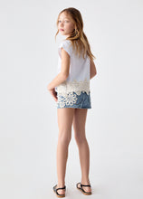 Load image into Gallery viewer, T-shirt con ricamo macramè - Junior &amp; Co.it
